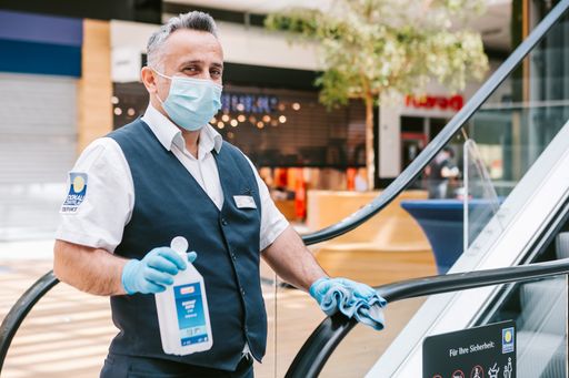 Vorschau Bild von Bild OTS - Reinigungskraft im Donau Zentrum