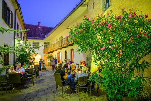 Vorschau Bild von Mediterranes Flair im Schanigarten, so geht steirisches Dolce
Vita