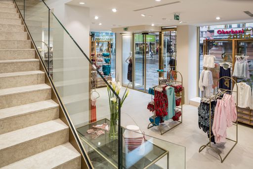 Vorschau Bild von Auf drei Stockwerken und fast 400 Quadratmetern
erstreckt sich die bunte Vielfalt der PALMERS-Welt – einer Welt, die
passt.