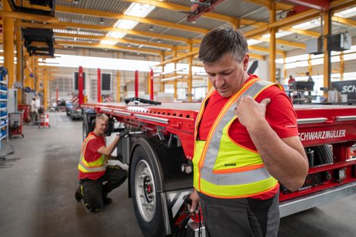  Die innovative Distanzweste sichert bei
Schwarzmüller automatisch den Mindestabstand zwischen Beschäftigten.
Copyright: Schwarzmüller Gruppe, Abdruck und Verwendung in
Zusammenhang mit der Aussendung honorarfrei.