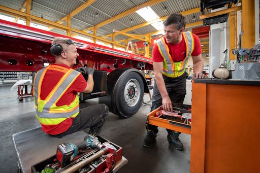 Vorschau Bild von Wird der Mindestabstand nicht eingehalten, warnt
die Distanzweste dreifach: Durch Blinken, Piepsen und Vibrieren.
Copyright: Schwarzmüller Gruppe, Abdruck und Verwendung in
Zusammenhang mit der Aussendung honorarfrei.