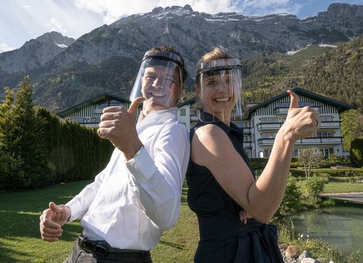 Vorschau Bild von Die beiden bekannten Tiroler Gastronomen Ursula und
Andreas Hofmann sind davon überzeugt, dass der smile-safer den
Mitarbeitern in der Gastronomie ein Lächeln ins Gesicht zaubert.