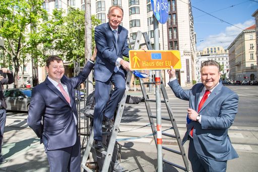 https://www.apa-fotoservice.at/galerie/22984 Wien m Bild
v.l.n.r.: Dr. Martin Selmayr, Leiter der Vertretung der Europäischen
Kommission in Österreich; Dr. Othmar Karas, Abgeordneter des
Europäischen Parlaments; Dr. Michael Ludwig, Wiener Bürgermeister