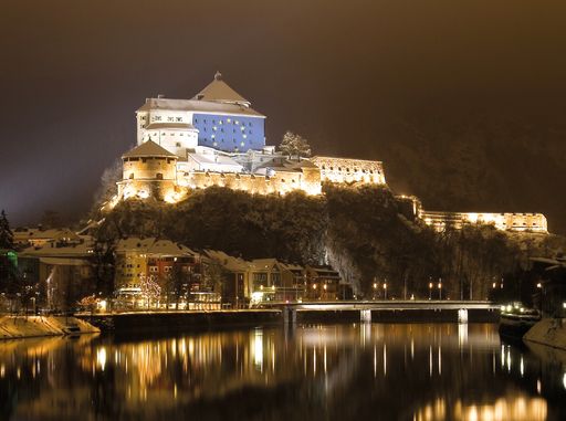  Das Kufsteinerland zeigt sich am 7. Mai 2020 mit
einer Lichtprojektion an die Festung Kufstein solidarisch gegenüber
den Nachbarn im angrenzenden Bayern.