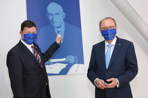  https://www.apa-fotoservice.at/galerie/22988 Im
Bild v.l.n.r.: Martin Selmayr (Leiter der Vertretung der
Europäischen Kommission in Österreich), Othmar Karas (Vizepräsident
des Europäischen Parlaments)