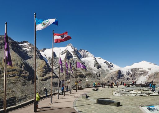  Besuchermagnet der Großglockner Hochalpenstraße die
Kaiser-Franz-Josefs-Höhe (2.369 m) mit Blick auf den Großglockner
und den Pasterzen-Gletscher