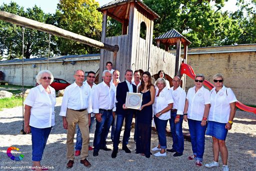 Vorschau Bild von Karl (3.v.r.) bei der Charity-Aktion von
Simmeringer helfen Simmeringern im August 2016