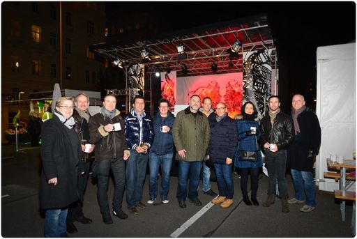 Vorschau Bild von Karl (4.v.r.) bei der Pink Christmas Market-Charty
im Dezember 2017