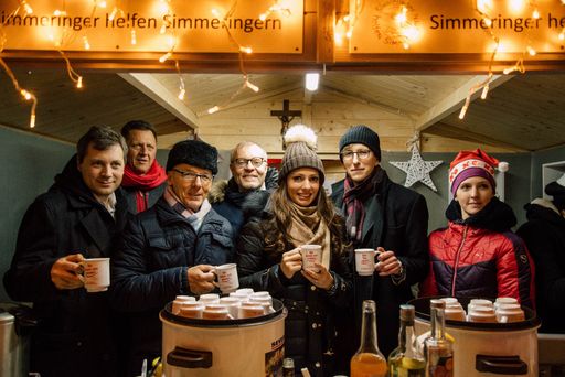 Vorschau Bild von Karl (3.v.l.) beim Charity-Pusch von Simmeringer
helfen Simmeringen im Dezember 2018