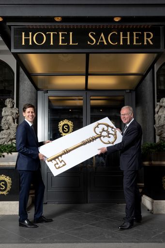 Symbolische Schlüsselübergabe vor dem Hotel Sacher
Wien