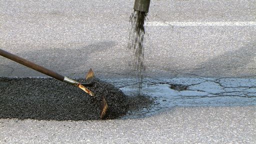 Vorschau Bild von Langlebig, aber günstiger als Heißasphalt: VIALIT
Reaktiv-Asphalt® wird kalt verarbeitet und kann bereits vor Beginn
der Motorradsaison ab 0 °C eingebracht werden.