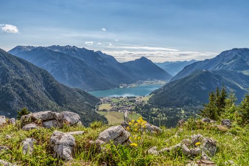  Eingebettet zwischen Naturpark Karwendel und
Rofangebirge lädt der Achensee im Jahr 2020 zur Sommerfrische ein.