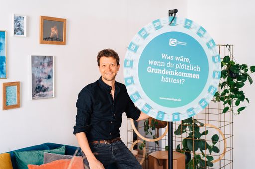 Portrait Michael Bohmeyer, Gründer Mein Grundeinkommen / 1 Jahr
lang mehr Vertrauen und weniger Stress - 20 Grundeinkommen zu
gewinnen / Am 20. Mai werden 20 Bedingungslose Grundeinkommen à
12.000 Euro verlost / Teilnehmen kann jede:r / Weiterer Text über
ots und www.presseportal.de/nr/142772 / Die Verwendung dieses Bildes
ist für redaktionelle Zwecke honorarfrei. Veröffentlichung bitte
unter Quellenangabe: "obs/Mein Grundeinkommen e.V./Fabian Melber /
Mein Grundeinkom"