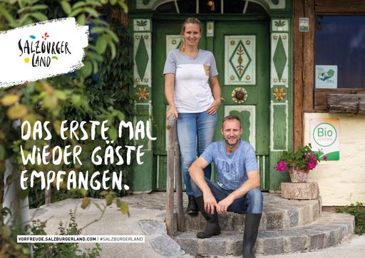 Vorschau Bild von Das SalzburgerLand wird für die Herzlichkeit seiner
Gastgeberinnen und Gastgeber besonders geschätzt. Die SLTG holt sie
in der Sommerkampagne vor den Vorhang - wie in diesem Motiv die
Familie Rettenbacher am Fürstenhof in Kuchl.