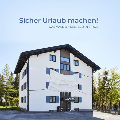  Überdimensionale Mundschutzmaske kündigt Dankeschön
an medizinisches Personal und Familien an.