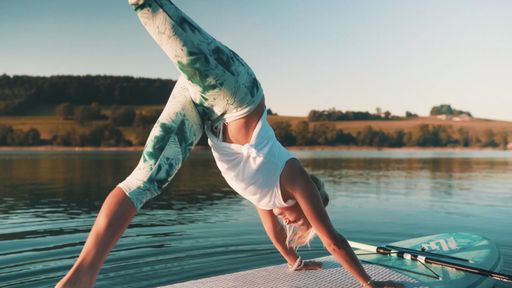  SUP Yoga am Mattsee mit Danique van Oosterhout -
Close up dreibeiniger Hund