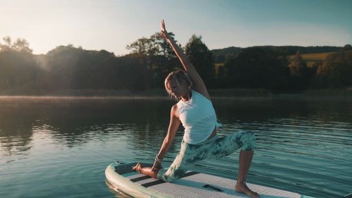 Vorschau Bild von SUP Yoga am Mattsee mit Danique van Oosterhout -
Umgekehrter kleiner Krieger