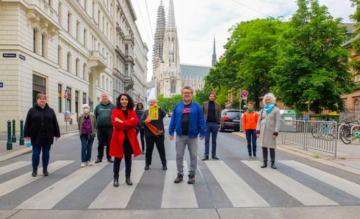 Im Vordergrund: Bezirksvorsteherin Alsergrund Saya Ahmad und der
Sprecher der Bürgerinitiative ALLEE HOPP Kurto Wendt