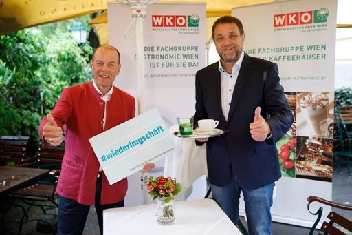 Gastronomie-Obmann Dobcak (li) und Kaffeehaus-Obmann Binder geben
Startschuss zur Wiedereröffnung der Lokale