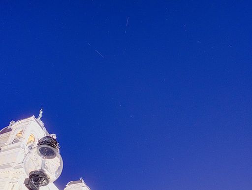 Vorschau Bild von Zwei Schwarmsatelliten vor dem Großen Wagen. Seine
Sterne gehören zu den hellsten des Himmels und trotzdem erscheinen
selbst die ausgeschmierten Satellitenspuren ähnlich hell. Waren
bislang Satelliten vor allem unter intakten Himmeln regelmäßig zu
sehen erscheinen Sie nun bereits im Minutentakt am Großstadthimmel.
Links unten Helios an der Spitze der Kuppel des NHM.
