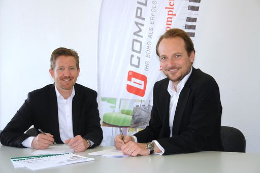 Mit Vertrag besiegelten die Eigentümer der KONSTANT
GmbH und der BComplete Deutschland GmbH die neue Partnerschaft. Im
Bild: Dietmar Gstrein und Marcus Haas (v.l.n.r.)