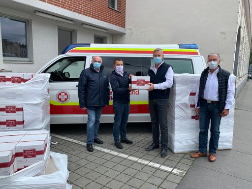  KR Andreas Heindl und KR Walter Heindl (3. u. 4. v. l.) bei der
Übergabe der Warenspende an den Geschäftsführer Mag. Wolfgang
Dihanits und den Bundeseinsatzleiter Wolfgang Krenn (2. und 1. v.
l.) vom Arbeiter-Samariter-Bund Österreich.