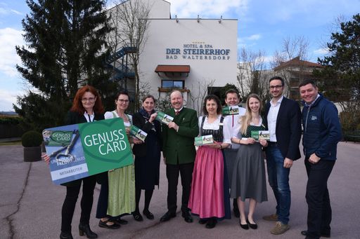 Vorschau Bild von Übergabe der MitarbeiterCards an die Mitarbeiter
des 5*-Hotels "Der Steirerhof".