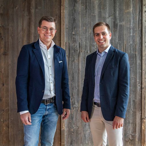 Christian Sailer, CEO Weltbild, und Philipp Lahm, Sixtus
Mehrheitsgesellschafter, DFB-Ehrenspielführer und
Fußball-Weltmeister starten eine Kooperation für den gemeinsamen
Verkauf von Pflegeprodukten der oberbayerischen Traditionsmarke.
Abdruck für redaktionelle Verwendung im Zusammenhang mit der
Berichterstattung über die Kooperation von Sixtus und Weltbild
honorarfrei, Copyright: Sixtus/Weltbild Weiterer Text über ots und
www.presseportal.de/nr/144553 / Die Verwendung dieses Bildes ist für
redaktionelle Zwecke honorarfrei. Veröffentlichung bitte unter
Quellenangabe: "obs/Weltbild GmbH & Co. KG/Copyright:
Sixtus/Weltbild"