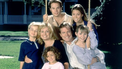 Die Familie Camden, v.o./v.l.: Matt (Barry Watson), Mary (Jessica
Biel), Simon (David Gallagher), Annie (Catherine Hicks), Eric
(Stephen Collins), Lucy (Beverly Mitchell) und Ruthie (Mackenzie
Rosman).