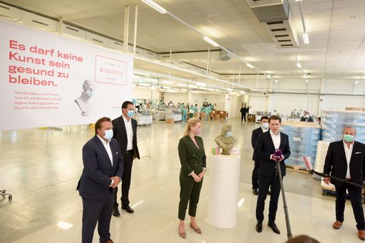 Vorschau Bild von Hygiene Austria LP / Mund-Nasen -
Schutzmaskenproduktion / Werksbesuch BK Kurz, BM Anschober
