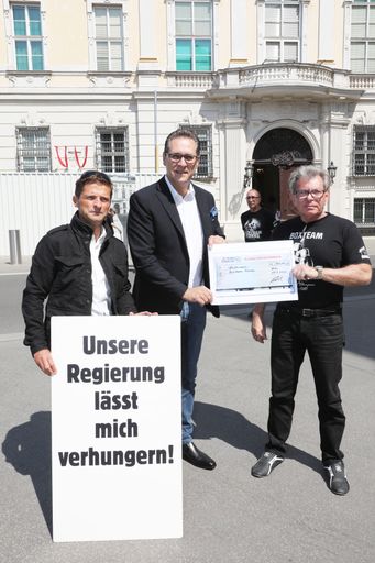 LAbg. Dietrich Kops (HC), HC Strache und
Boxteambetreiber Theodor Böhm vor dem Bundeskanzleramt