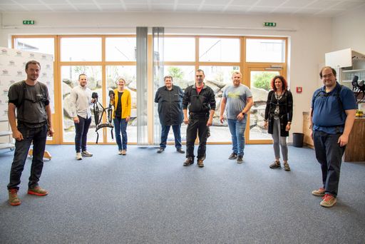 HARTL HAUS investiert mit der Anschaffung von
Exoskeletten in die Gesundheit der Mitarbeiter. Diese
„Kraftverstärker“ verringern körperliche Belastungen und können
somit den gesamten Körper entlasten. Fünf dieser Exoskelette werden
im gesamten Werksbetrieb verteilt und im Montagebereich eingesetzt.
Bei der Übergabe der Exoskelette an die Abteilungen wurde die
Funktionsweise nochmals vom gesamten Team inklusive von
Geschäftsführer Dir. Yves Suter getestet.