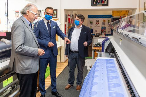 Vorschau Bild von im Bild (v.l.n.r.): Karl Tattyrek, Geschäftsführer
alles fahnen!, Mario Watz, Peter Estfeller, Bezirksobmann der
Wirtschaftskammer Wien