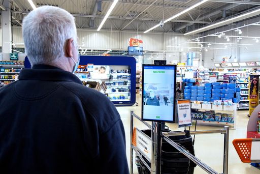 Am Eingang zum Markt im Scandinavian Park Handewitt kann jeder
Besucher die berührungslose Fieberkontrolle von DERMALOG machen ?
schnell und berührungslos. Weiterer Text über ots und
www.presseportal.de/nr/8896 / Die Verwendung dieses Bildes ist für
redaktionelle Zwecke honorarfrei. Veröffentlichung bitte unter
Quellenangabe: "obs/DERMALOG Identification Systems GmbH"