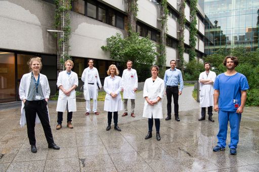 Erforschen gemeinsam die Rolle von
blutdrucksenkenden Medikamenten, um eine Wissenslücke für künftige
COVID-19- Therapien zu schließen: Amelie Kurnikowski, Lukas Schmölz,
Manfred Hecking (Projektleitung MedUni Wien), Judith Aberle, Rainer
Oberbauer (Leiter der Klinischen Abteilung für Nephrologie & Dialyse
an der Klinik für Innere Medizin III), Marianna Traugott, Marko
Poglitsch (Attoquant Diagnostics), Roman Reindl-Schwaighofer, Farsad
Eskandary (v.l.n.r.)