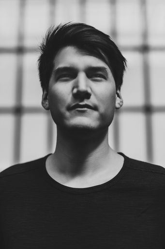  Stefan Yazzie Herbert Stefan ist Österreicher und
mütterlicherseits Mitglied der Navajo Nation. Sein Vater ist
Vorarlberger. Er lebt in Wien, aufgewachsen ist er in den USA und in
Vorarlberg. Er ist dankbar, in Österreich zu leben, in einem jener
Länder, in dem es so wenig Corona-Fälle gegeben hat. Und er ist
verzweifelt, wenn er die Nachrichten seiner Verwandten in der Navajo
Reservation hört. Daher ruft er zur Hilfe für die Navajo Nation auf.
Stefan ist Unternehmer, Creative Direktor, Speaker und Filmemacher.
Und als solcher hilft er, wie er das am besten kann: Er hat seine
Verwandten in der Reservation interviewt und daraus einen kurzen
Film über die derzeitige Situation im Reservat gedreht.