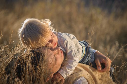 Vater und Sohn: Der UNICEF Erbrechner informiert
online über die individuelle Erbsituation. © UNICEF