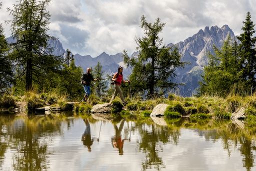 Abstandsregel von einem Wanderstock zum Mitwanderer