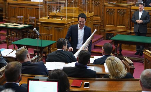 NEOS Klubobmann Christoph Wiederkehr überreicht Dominik Nepp
einen Aluhut im Gemeinderat; Credit: NEOS Wien