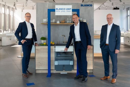  Blanco setzt sein Wachstum fort: Die Blanco-Gruppe hat das
Geschäftsjahr 2019 mit einem konsolidierten Nettoumsatz von 395
Millionen Euro abgeschlossen. Trotz einer sich weltweit
abschwächenden Konjunkturlage und eines sich verschärfenden
Wettbewerbs konnte das Unternehmen aus dem Südwesten Deutschlands
weltweit ein leichtes Plus erzielen. Wachstumstreiber waren erneut
Silgranit-Spülen und Küchenarmaturen. Die Geschäftsführer bei der
Jahrespressekonferenz (von links): Rüdiger Böhle (CFO), Frank
Gfrörer (CEO / Vorsitzender der Geschäftsführung), Andreas Ostermann
von Roth (COO). Weiterer Text über ots und
www.presseportal.de/nr/17725 / Die Verwendung dieses Bildes ist für
redaktionelle Zwecke honorarfrei. Veröffentlichung bitte unter
Quellenangabe: "obs/Blanco GmbH + Co KG/Blanco/Tobias Schwerdt"