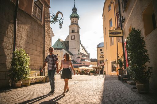  Die Haller Altstadt lädt mit ihrem
mittelalterlichen Flair zum Flanieren inmitten der Tiroler Bergwelt
ein.