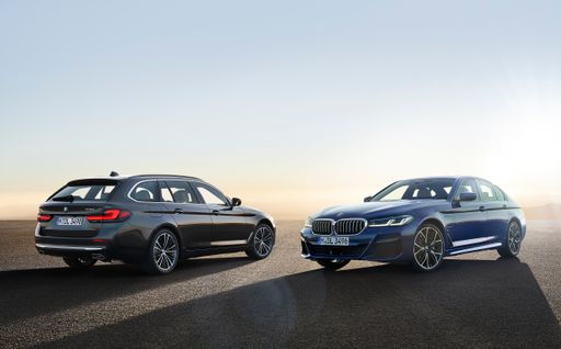 Die neue BMW 530e xDrive Limousine, Phytonicblau
metallic, M Sportpaket, und der neue BMW 530i Touring, Sophistograu
metallic