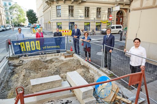  (C) photonews.at/Georges Schneider - Wien
18.05.2020 - Die Klima-Arbeitsgruppe, eine fraktionsübergreifende
Zusammenarbeit für ein besseres Klima in der Inneren Stadt, traf
sich heute an den neuen, gerade noch im Bau befindlichen,
Baumscheiben in der Eschenbachgasse. PHOTO: (v.L.) in gebührendem
Abstand, die BezirksrätInnen Laurentius Terzic (SPÖ), Elisabeth
Tanzer (NEOS), Sebastian Gimbel (ÖVP), Bezirksvorsteher Markus Figl
(ÖVP), Evelyn Blau (Grüne), Lukas Schullin (Wir) und Markus Platt
(FPÖ).