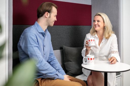 Vorschau Bild von ZELLNER-Prokuristin Andrea Wang und HR-Generalist
Fabian Zach, BSc. im Teamgespräch