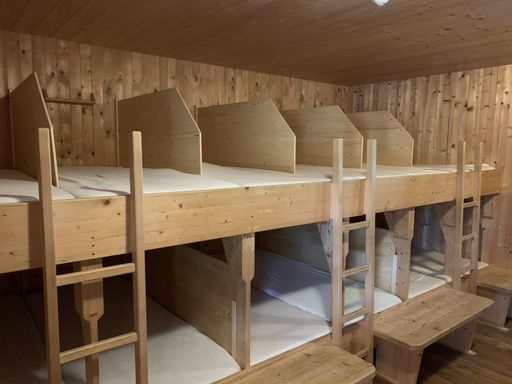 Vorschau Bild von Eingebaute Trennwände in einem Schlaflager auf der Lizumerhütte in Tirol.
Lizumerhütte_Romed Giner