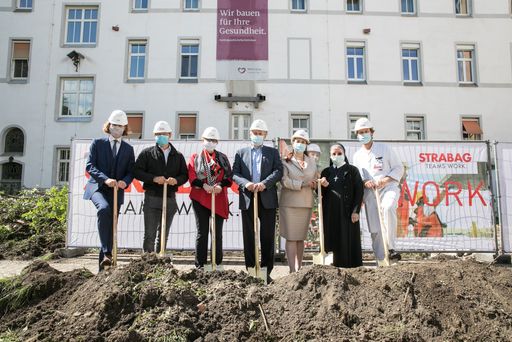 Der Spatenstich zum Innenhofzubau ist erfolgt.