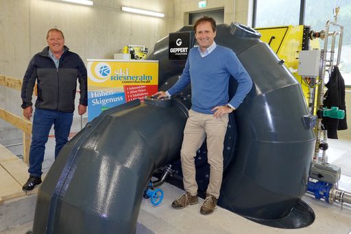  BL Siegfried Kalsberger (links) und Geschäftsführer Erwin Petz
(rechts) beim Start der Turbine.