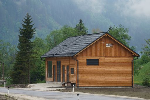 Vorschau Bild von Das Beschneiungs E-Werk fügt sich harmonisch ins Ortsbild der
Talstation Riesneralm ein.