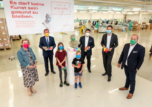 Vorschau Bild von Gruppenbild der Vorstände der Hygiene Austria mit
Bürgermeister, Direktorin und Schulkindern der Volksschule Wiener
Neudorf