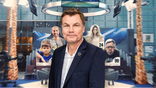 SPORT1-Moderator Thomas Helmer vor Papp-Fans